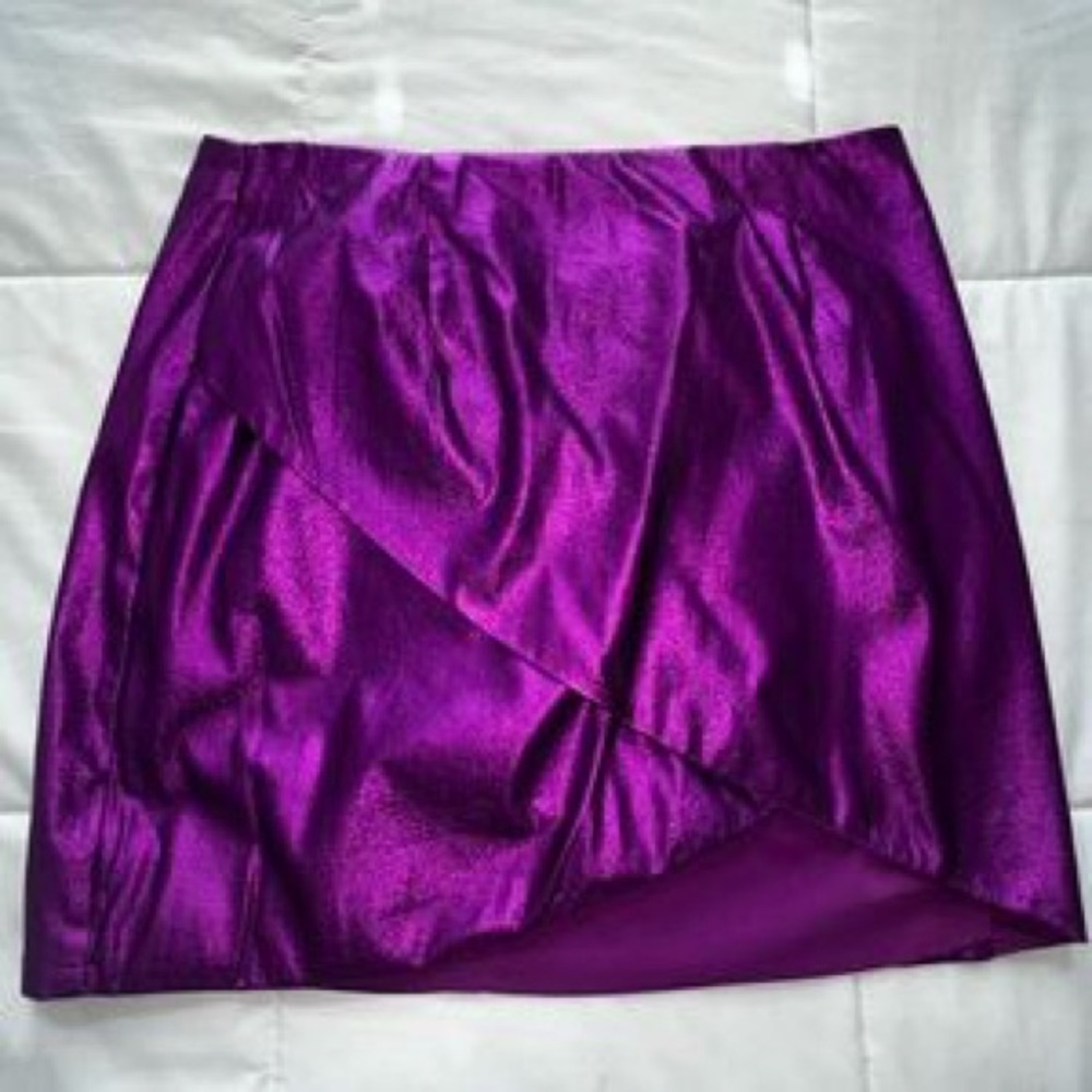Superdown Metallic Skirt Revolve - Picture 3 of 6